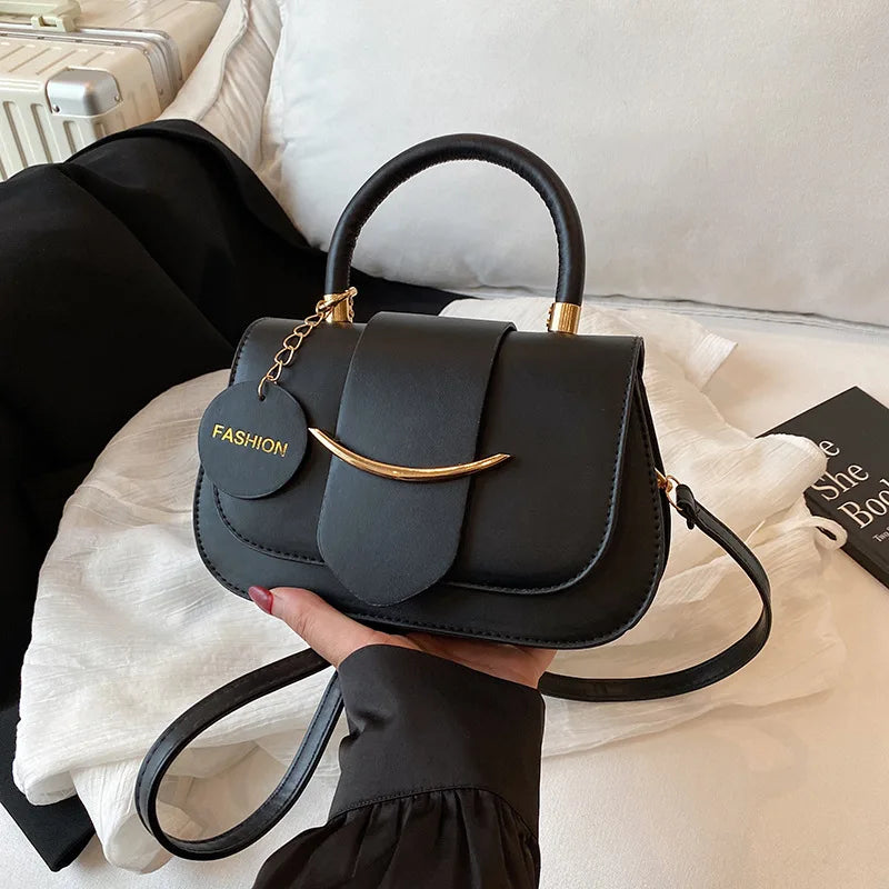 2026 New HK Advanced Sense New Design Women's Autumn Winter Popular Crossbody Shoulder Saddle Bag Chains Cover Durable