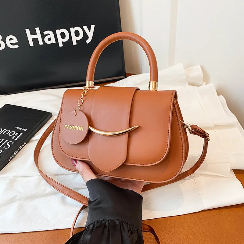 2026 New HK Advanced Sense New Design Women's Autumn Winter Popular Crossbody Shoulder Saddle Bag Chains Cover Durable